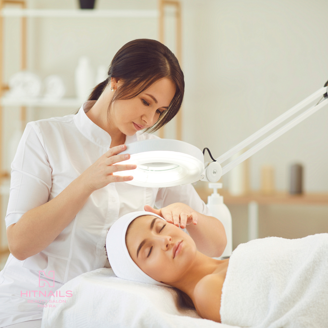 Tratamento facial com lupa de luz, cliente deitada com turbante branco