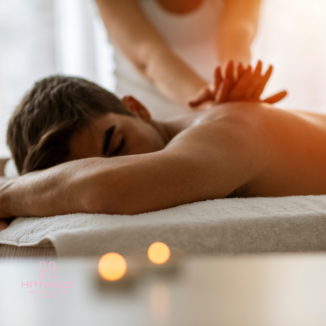 Massagem relaxante nas costas, com velas acesas em primeiro plano