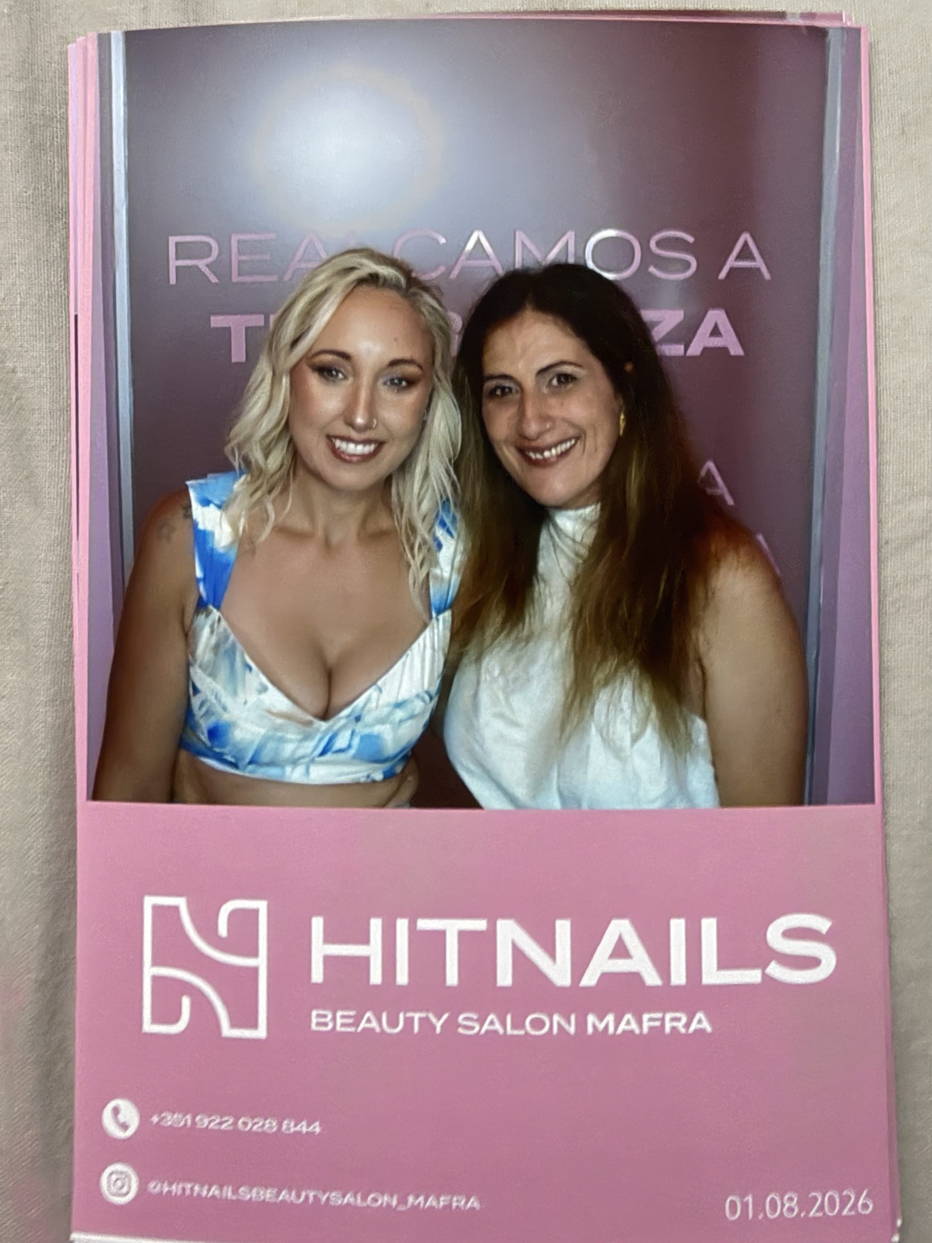 Lúcia de Castro e Solange Pedroso, sócias fundadoras, juntas numa fotografia do Hit Nails Beauty Salon Mafra