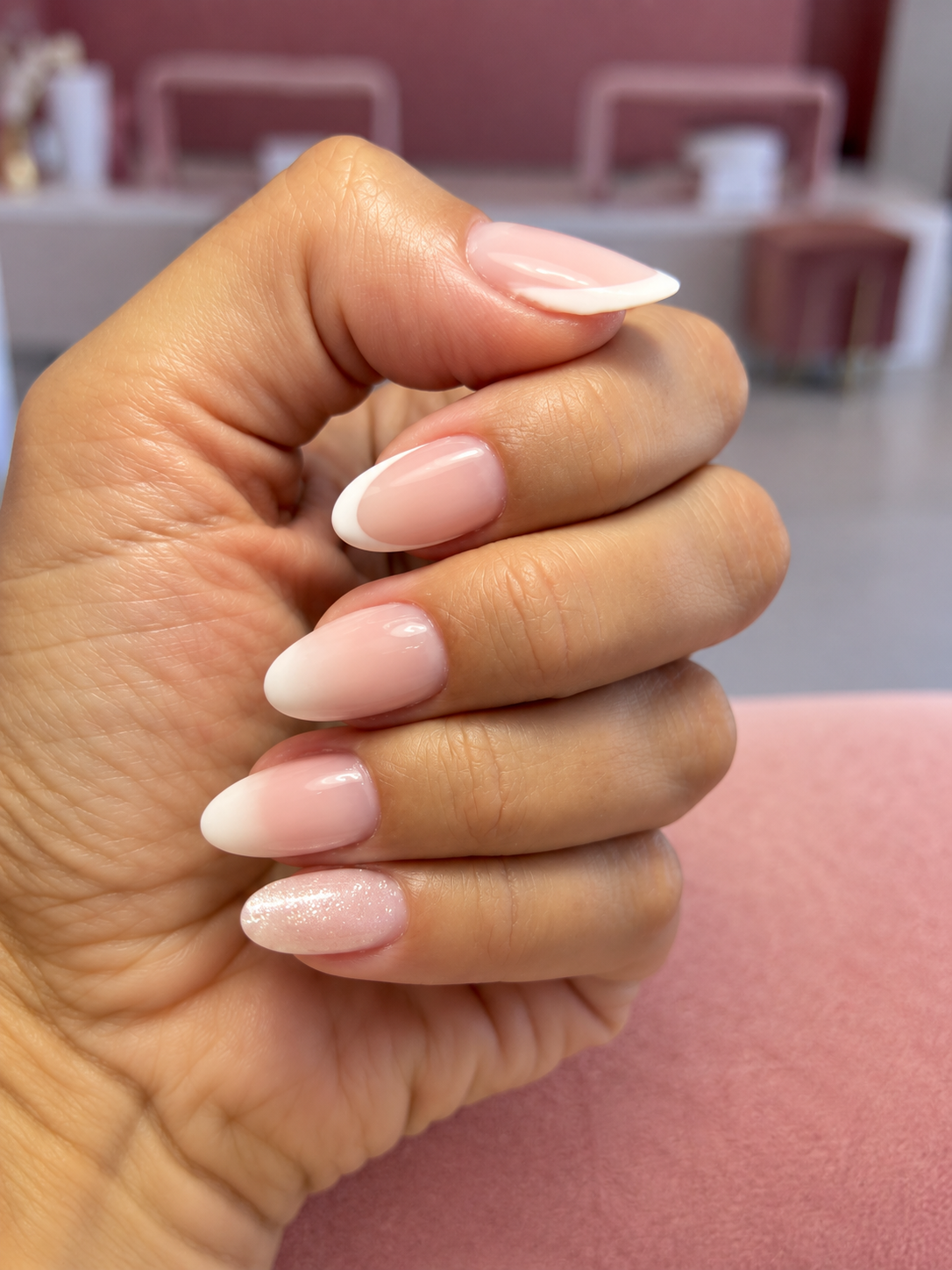 Unhas amendoadas em rosa nude com francesa e efeito babyboomer, feitas no Hit Nails Mafra