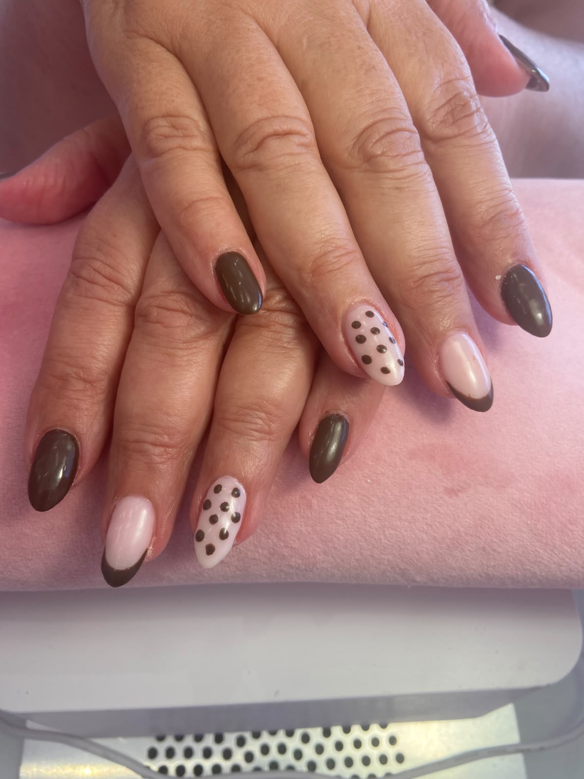 Unhas amendoadas em castanho-chocolate com francesa e bolinhas em rosa leitoso, feitas no Hit Nails Mafra