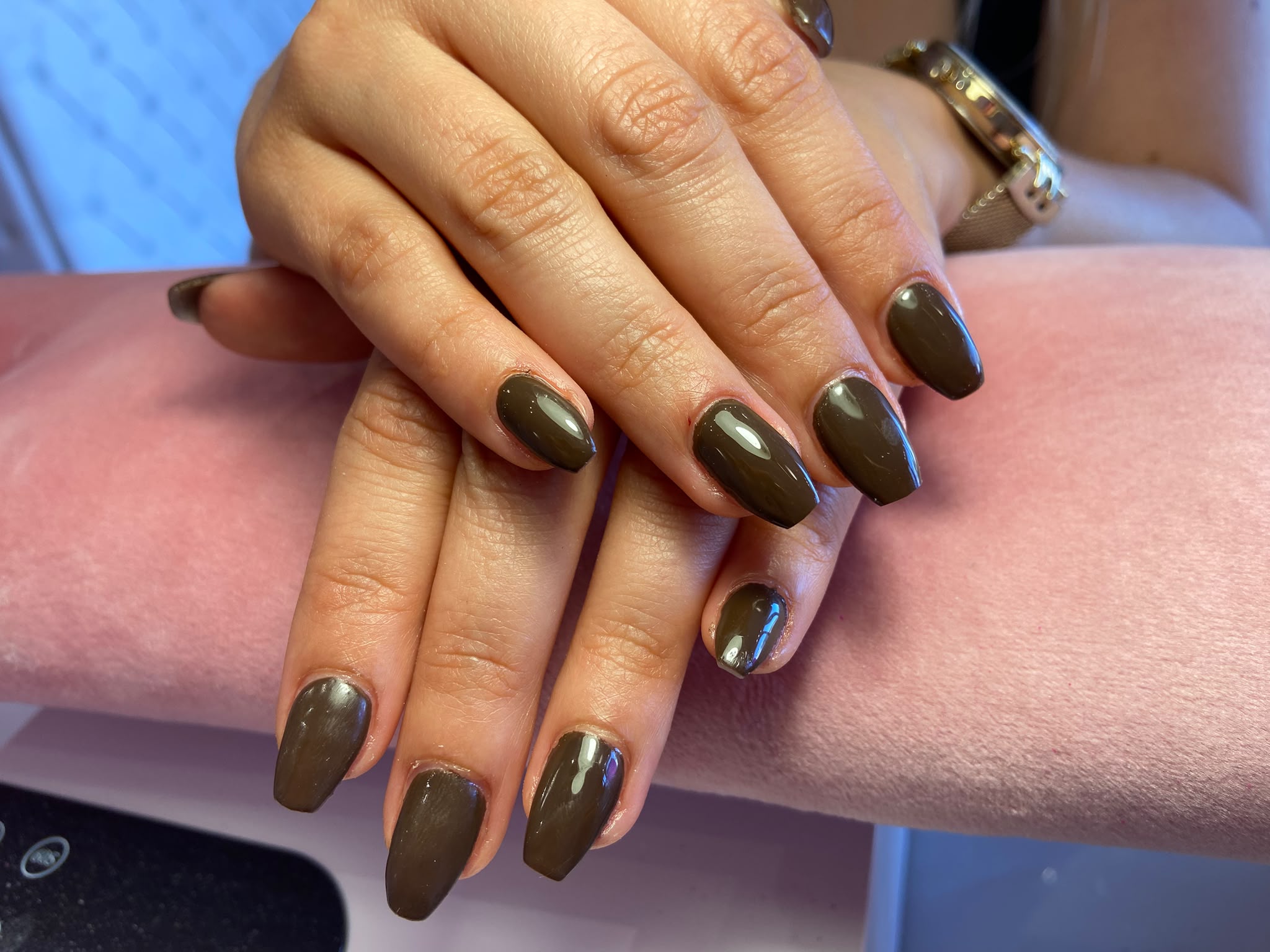 Unhas em formato bailarina com verniz de gel castanho brilhante, feitas no Hit Nails Mafra