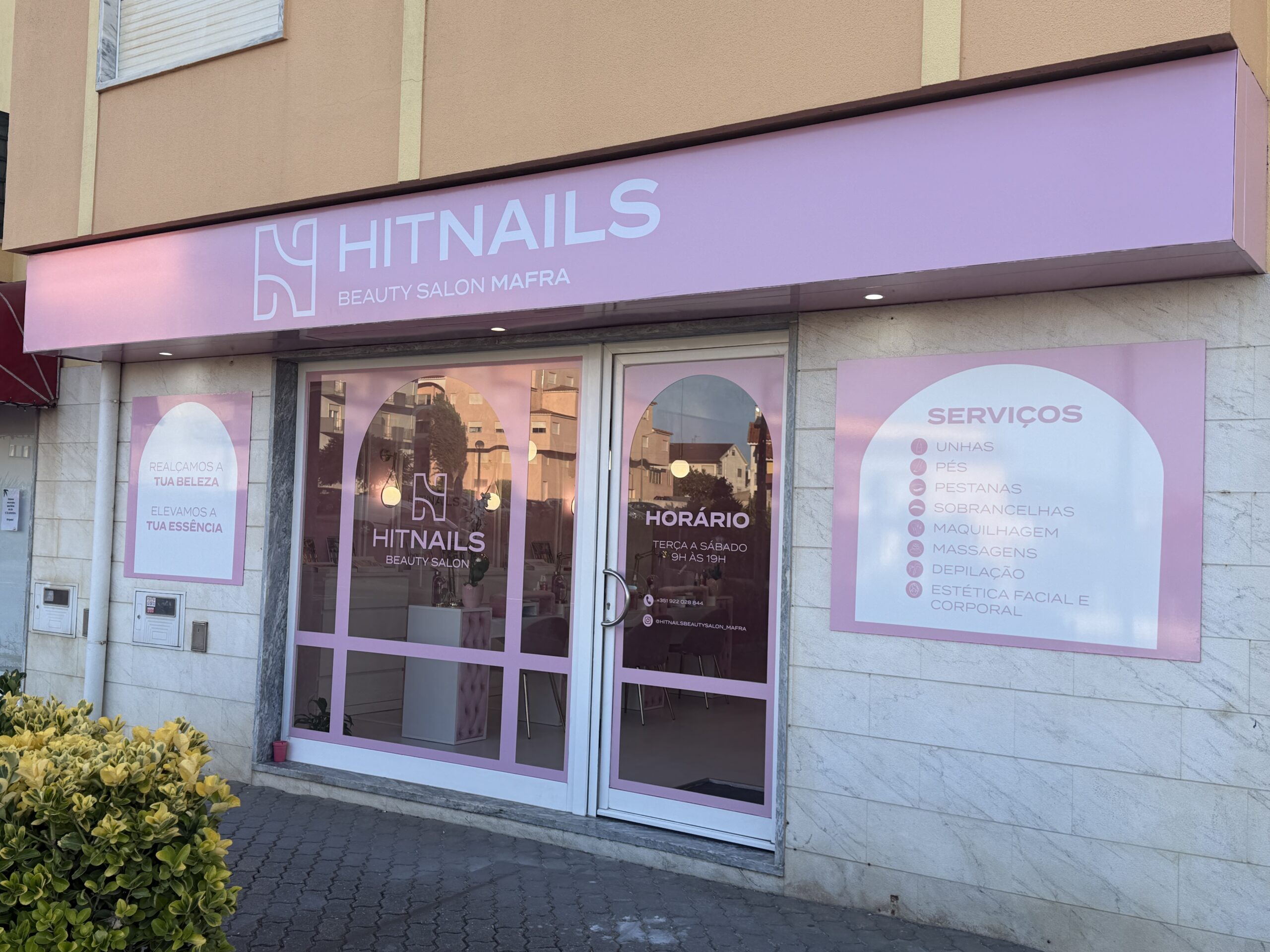 Fachada do Hit Nails Beauty Salon Mafra, na Rua do Pinheiro