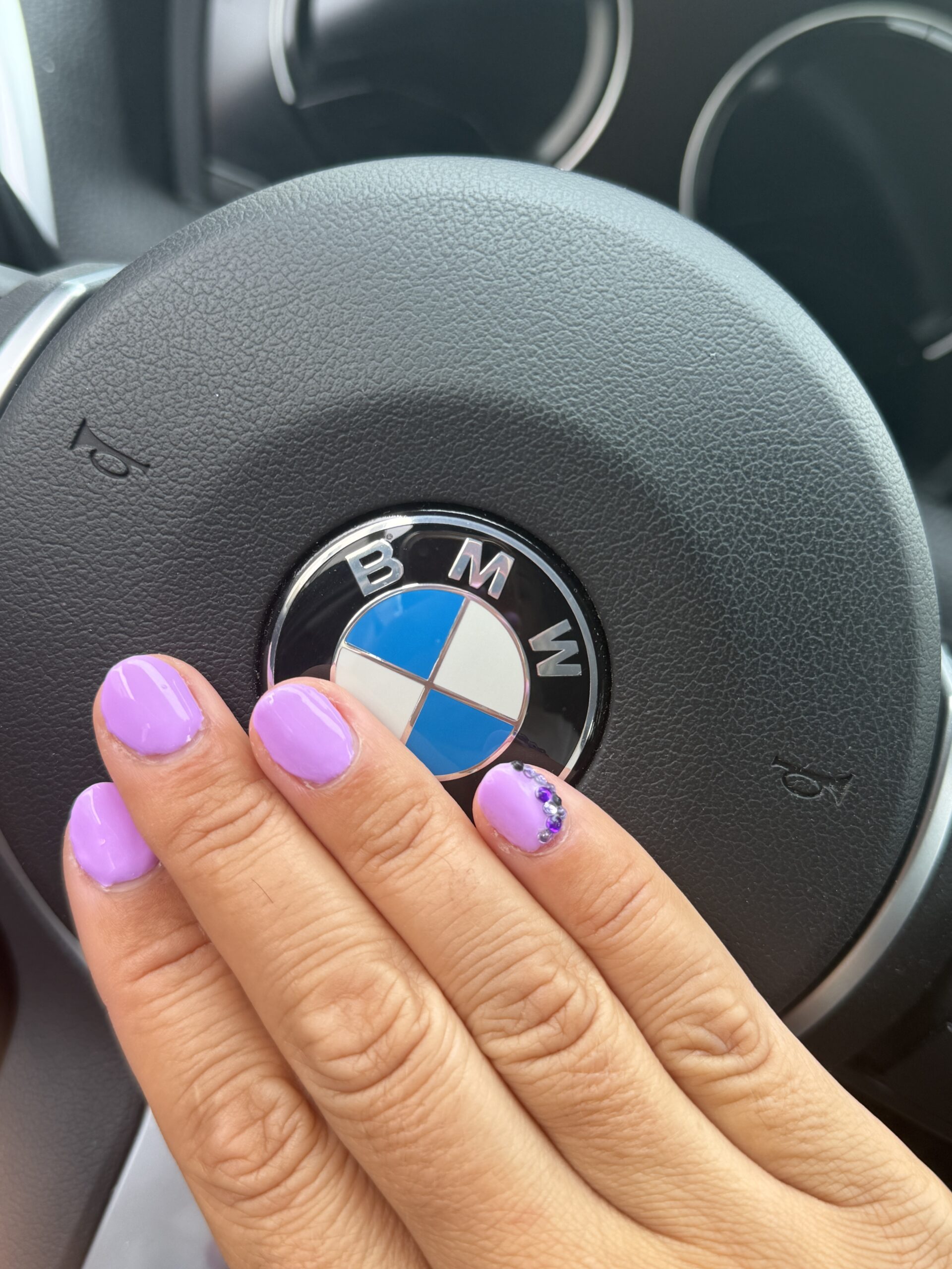Unhas curtas em verniz de gel lilás com pedrinhas na anelar, feitas no Hit Nails Mafra